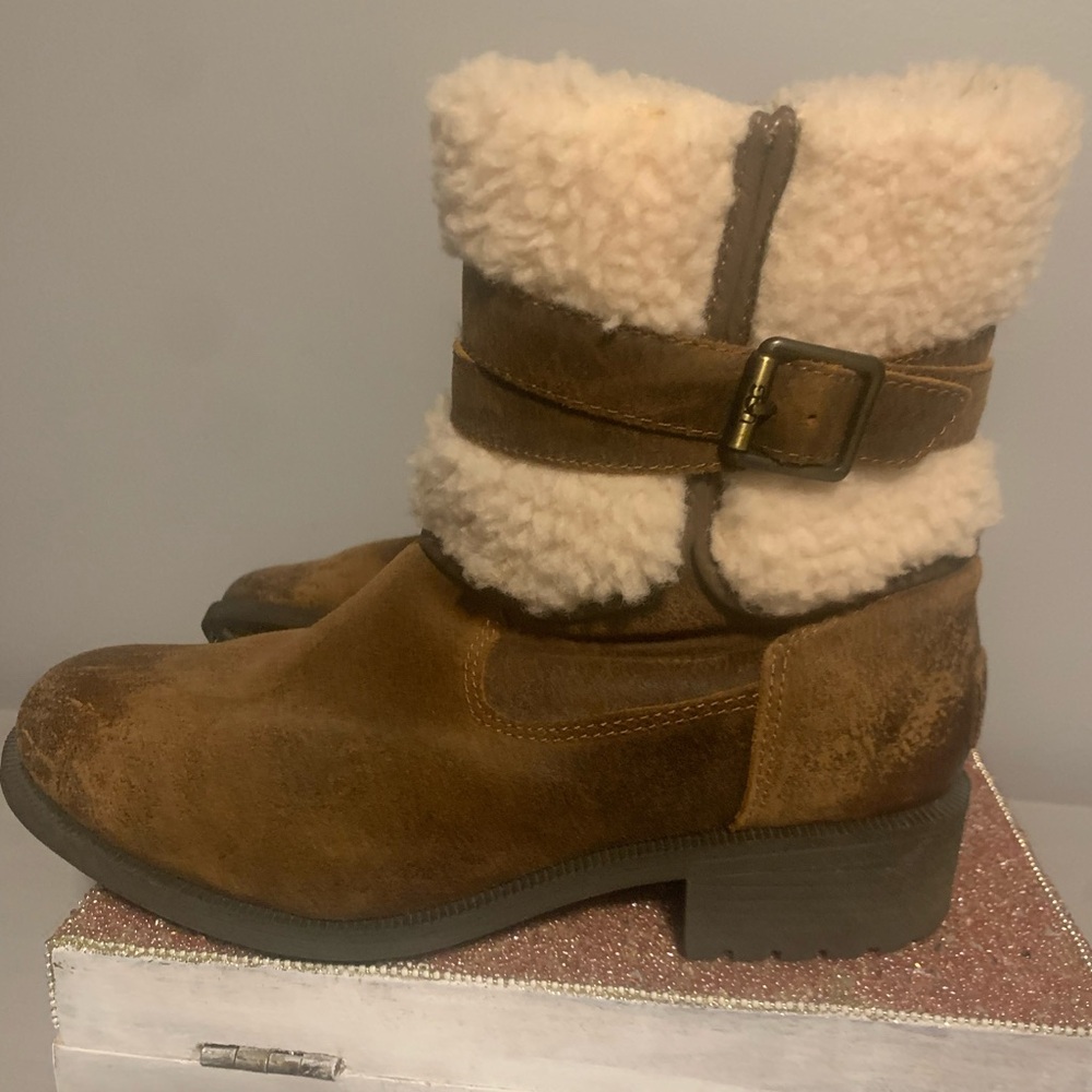 Ugg Blayre III boots. Size 8